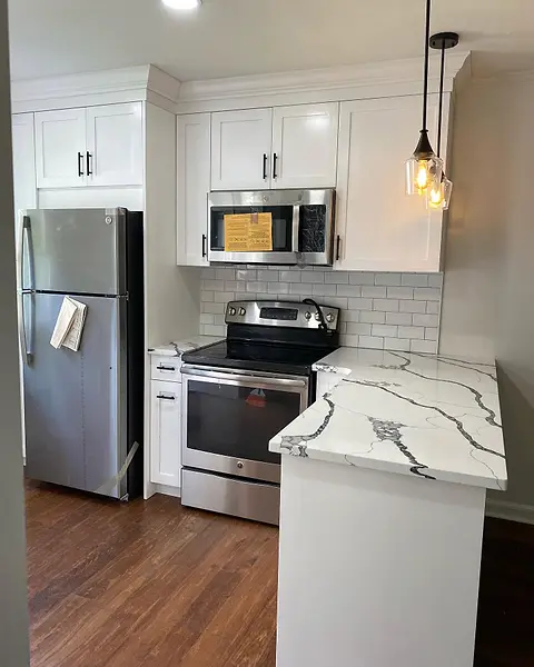 White kitchen, marble-look peninsula